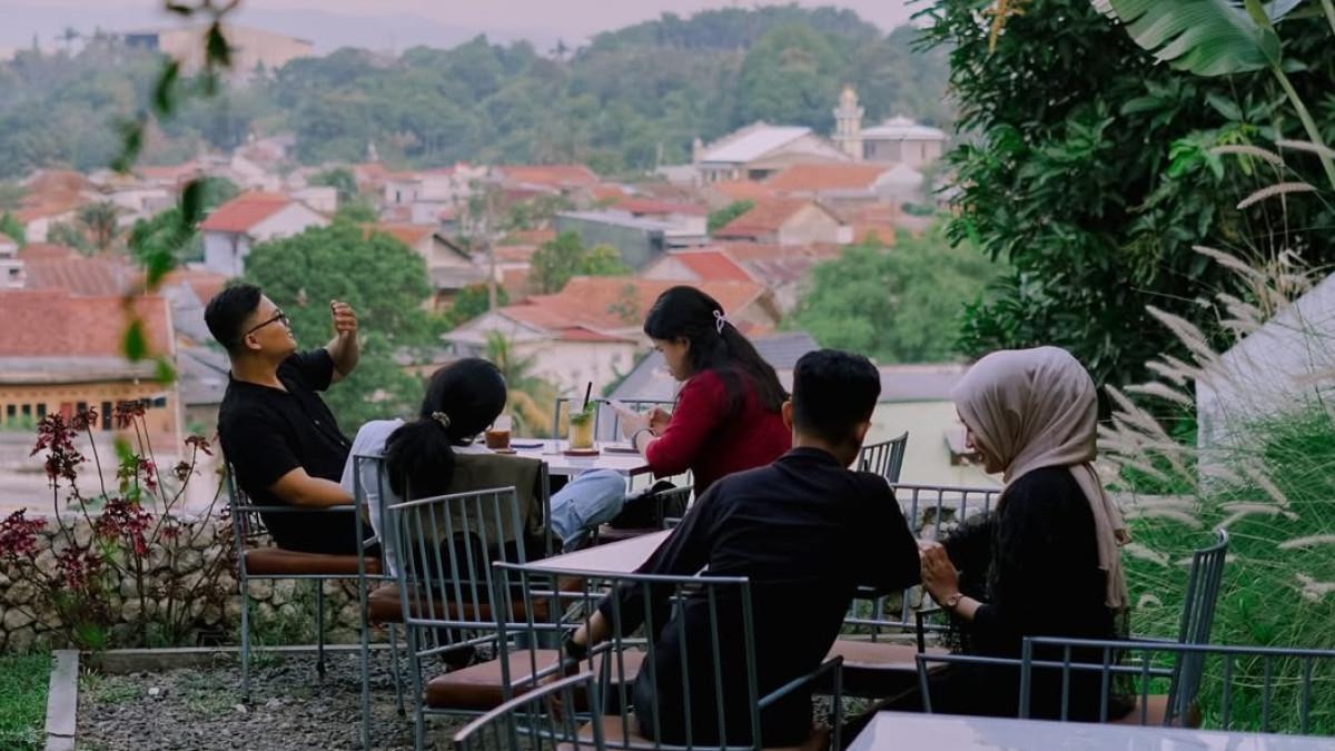 CAFE BOGOR - Hideout Coffee and Kitchen, satu kafe hits di Bogor dengan panorama gunung yang wajib kamu coba.