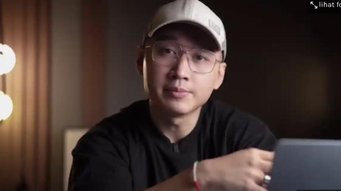RAYMOND CHIN MUAK - Pengusaha milenial sekaligus konten kreator finansial terkemuka, Raymond Chin, secara mengejutkan meluapkan kemuakan mendalam terhadap buruknya gaya komunikasi publik yang dipraktikkan oleh instansi pemerintah saat ini. Melalui sebuah unggahan video tanpa skrip di kanal YouTube pribadinya, Raymond secara blak-blakan membongkar apa yang ia sebut sebagai praktik manipulasi narasi dan pembodohan publik terkait melemahnya nilai tukar rupiah serta melambatnya roda ekonomi riil.