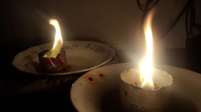 Bukan menggunakan lilin konvensional, warga memanfaatkan kaleng minuman bekas dan minyak goreng sisa alias minyak jelantah sebagai alternatif penerangan darurat. Selain hemat, metode ini juga dinilai ramah kantong dan ramah lingkungan karena mendaur ulang limbah rumah tangga.