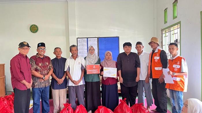 PAKET SEMBAKO -- Lazismu Kabupaten Bangka saat menyalurkan bantuan paket sembako kepada masyarakat serta perwakilan guru dan tenaga pendidik yang mengajar di Amal Usaha Muhammadiyah (AUM), Sabtu (23/5/2026).