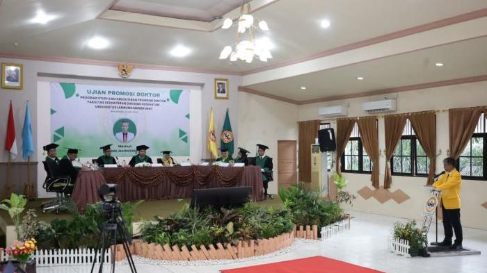 Dr Mashuri Ujian Promosi Dokter di hadapan dewan penguji