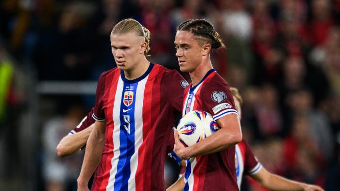 SELEBRASI - Selebrasi pesepak bola timnas Norwegia, Erling Haaland (kiri) saat merayakan golnya melawan Moldova pada lanjutan Kualifikasi Piala Dunia 2026 zona Eropa, Rabu (10/9/2025) dini hari WIB. Norwegia menang telak 11-1.