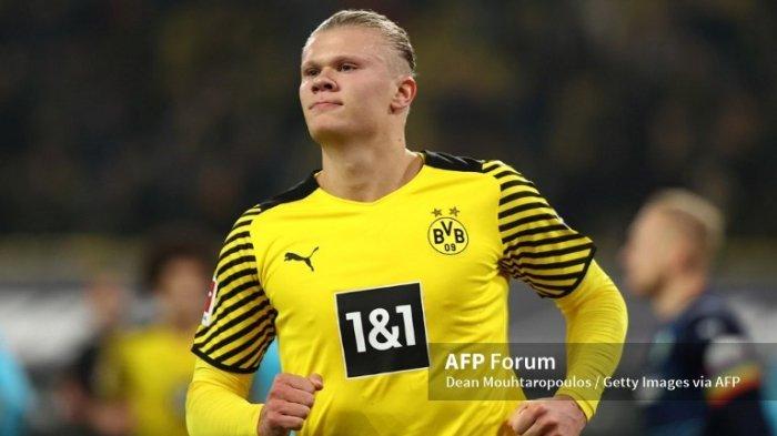 DORTMUND, JERMAN - 15 DESEMBER: Erling Haaland dari Borussia Dortmund merayakan gol pertamanya dalam pertandingan Bundesliga antara Borussia Dortmund dan SpVgg Greuther Fürth di Signal Iduna Park pada 15 Desember 2021 di Dortmund, Jerman. (Foto oleh Dean Mouhtaropoulos/Getty Images)