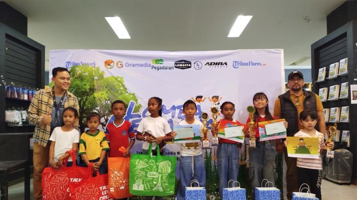 JUARA LOMBA- Pimpinan Gramedia Maumere, Tony Albertus Sinaga (kanan), bersama juri yang juga arsitek, Davos Dini Fores (kiri), memberikan apresiasi kepada para pemenang lomba mewarnai bertajuk 