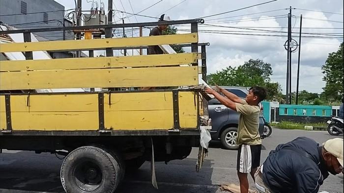 HANGUS - Puing-puing muatan furniture berupa lemari yang hangus terbakar tampak berserakan di tepi jalan raya depan kantor Kejaksaan Negeri Belitung, Sabtu (23/5/2026). Menurut kesaksian warga di lokasi kejadian, sopir truk sengaja menaikkan sistem hidrolik bak dam guna menjatuhkan isi muatan ke aspal demi menyelamatkan truk dari amukan api. 