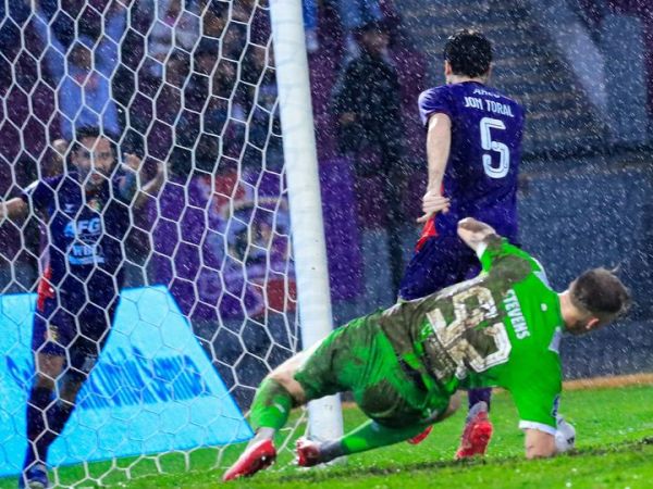 Suasana saat Jon Toral mencetak gol kedua bagi Persik Kediri ke gawang Dewa United, Sabtu (7/2/2026) di Stadion Brawijaya, Kediri