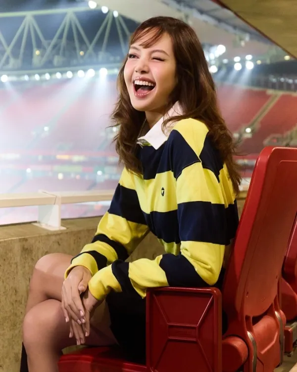 Lisa went to watch the match between Arsenal and Tottenham Hotspur in England in 2025. Photo: Instagram Lisa