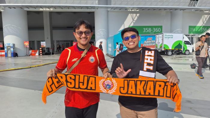HARAPAN JAKMANIA - Dua The Jakmania, Iqbal & Mustofa saat diwawancarai di Jakarta International Stadium jelang kick off Persija vs Semen Padang FC, Sabtu (23/5/2026). Tribunnews/Abdul Majid