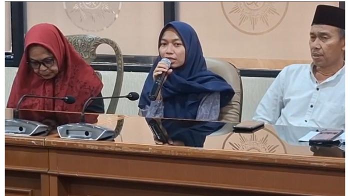 BERTEMU HERCULES - Putri penulis dan pegiat media sosial Ahmad Bahar, Ilma Sani Fitriana, saat konferensi pers di kantor PP Muhammadiyah, Jakarta Pusat pada Selasa (19/5/2026). Ilma bercerita mengenai akun WA diretas dan bertemu Hercules.