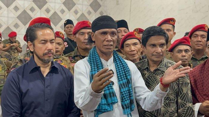HERCULES BALIK MENANTANGT - Ketua Umum Grib Jaya, Hercules didampingi praktisi pengacara, Sunan Kalijaga dan anggota Grib Jaya, kediamannya di bilangan Jakarta Barat, Kamis (1/5/2025). 