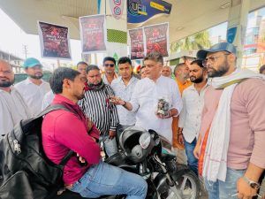 Recently, pictures of Prime Minister Narendra Modi and Italian Prime Minister Georgia Meloni with #Melody went viral on social media, which caught people's attention. But on one hand, this #Melody is being discussed in the country and abroad, on the other hand, the general public in the country's capital Bhopal is yearning for every drop of petrol and diesel. These days the weather is doubly hot; Firstly, the scorching heat of May and the shortage of fuel have made life difficult for people. In such a situation, where is there a moment's peace for the leaders? Obviously, questions will be raised on the problems of the public and the priorities of the government will also come under question. At a time when many petrol pumps in Bhopal are dry and the queues of vehicles on the roads are getting longer, Congress leader Manoj Shukla and his workers chose a unique path of protest. In fact, his initiative was not just a protest but a sharp jibe at the alleged insensitivity of the government. Outside the closed petrol pumps in the city, where people were waiting for fuel for hours, Congress workers distributed 'Melody Toffees' to them. This scene was saying a lot in itself. On one side people were drenched in sweat and worried and on the other side they were being handed 'Melody'.

"If Modi is there then it is possible" Slogans were actually echoed on the loudspeaker during this period. "If Modi is there then it is possible" And "eat melody forget everything" As if satirical songs were echoing. These were mere songs, but through them a sharp attack was being made on the priorities of the Central Government. Making a direct attack on the Central and State Governments, Manoj Shukla said that today the common citizen of the country, whether he is a working person, a laborer or a student, is making rounds of petrol pumps. The supply chain has completely collapsed, but the Prime Minister of our country is not concerned with the plight of the people. His allegation was that the Prime Minister is busy in foreign tours and is showcasing his reel diplomacy by showing 'Melody Toffee' on social media. Shukla described this attitude as sprinkling salt on the wounds of the public. Manoj Shukla targeted the Modi government, while Congress officials tried to expose the hollowness of 'melody' politics through this demonstration. He said that the crowd gathered at petrol pumps and clogged nozzles are living proof that the government has completely failed in handling law and order and supply chain. When the public is in dire need of petrol, this 'reel government' is giving them only phrases and 'melodies'. That is why today the real face of this government was exposed by symbolically distributing toffee to the public. Along with hundreds of Congress workers, a large number of local citizens were also present in this protest, who raised slogans against the government and registered their anger. Many prominent leaders and workers like Amit Khatri, Councilor Danish Shabbir Khan, Yuvraj Singh Rai, Mahesh Mehra, Tariq Ali, Vijendra Shukla, Deepak Diwan, Prince Nawange, Usman Ali, Babar Khan, Rahul Sen, Aleem Uddin Bille, Amjad Lala, Shanu Khan, Sandeep Sarvaiya were present on this occasion. This protest was not just against the shortage of petrol, but was a way of questioning the priorities which on one hand are making the public yearn for basic amenities, and on the other hand seem to be busy in 'reel diplomacy'.