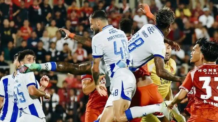 LAGA PENENTUAN JUARA – Pemain Persib Bandung, Patricio Matricardi dan Ramon Tanque, berduel udara dengan pemain Persijap Jepara di Stadion Gelora Bumi Kartini, Jepara, Jawa Tengah, pada pekan kedua Super League 2025/2026 yang berakhir 2-1, Senin (18/8/2025). Jelang laga di Stadion Gelora Bandung Lautan Api (GBLA), Sabtu (23/5/2026), Persijap menegaskan tak datang untuk melengkapi pesta juara Persib yang hanya butuh hasil imbang untuk mengunci gelar juara Liga Indonesia musim ini.