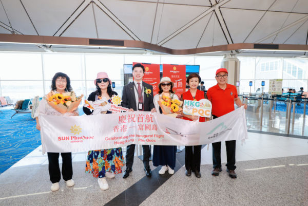 Hong Kong tourists take commemorative photos of their flight. Photo courtesy of Sun Group