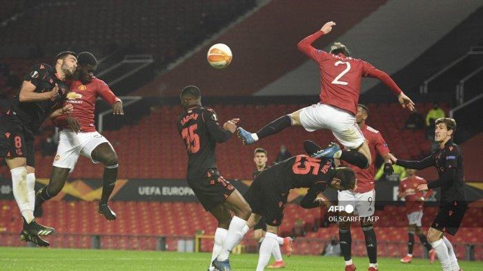 Bek Manchester United kelahiran Kongo asal Inggris Axel Tuanzebe menyundul bola ke gawang saat Victor Lindelof menghadapi pemain depan Real Sociedad Jon Bautista melakukan pelanggaran yang mengesampingkan gol selama Liga Eropa Babak 32 Besar di Old Trafford di Manchester, barat laut Inggris, pada 25 Februari 2021.Oli SCARFF / AFP (Foto arsip)