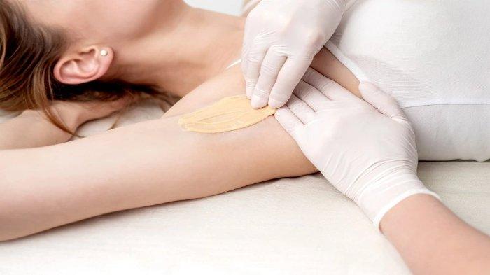 Ilustrasi melakukan waxing ketiak, berikut ini tips melakukan waxing dengan cara yang benar