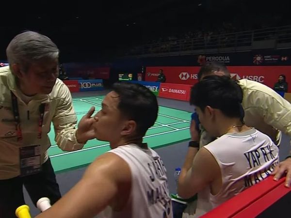 Momen Herry IP menepuk pipi Junai Arif pada semifinal Malaysia Masters 2026.