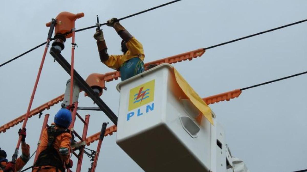 ILUSTRASI PEGAWAI PLN - Blackout di Sumatera memakan korban, 7 orang keracunan asap genset
