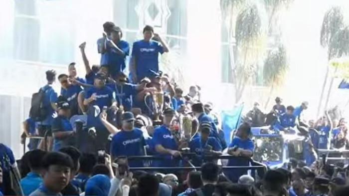 PERAYAAN JUARA - Konvoi rombongan tim Persib Bandung setelah menjuarai Super League 2025/2026. Konvoi dimulai dari depan Gedung Sate, Citarum, Kecamatan, Bandung Wetan, Kota Bandung, Jawa Barat, Minggu (24/5) pagi WIB.