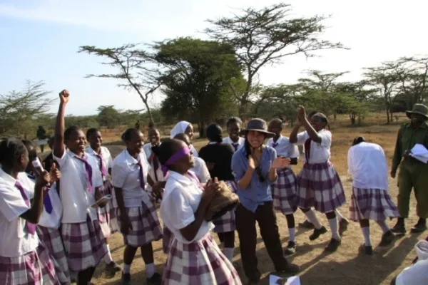 Nguyen Thi Thu Trang (5th, R) joins students in Kenya during a class about rhinocerus. Photo courtesy of Trang