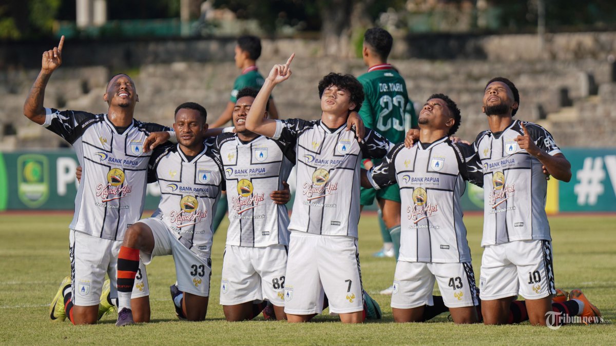 SELEBRASI - Para pesepak bola Persipura Lugo Ladera, Gunansar Mandowen, Reno Salampessy, Kelly Sroyer, Febrianto Uopmabin, dan Arthur Vieira (dari kanan ke kiri) selebrasi setelah mencetak gol ke gawang Persipal FC dalam pertandingan Liga 2 di Stadion Manahan, Solo, Minggu (26/4/2026). Persipura sukses mengatasi perlawanan Persipal FC dengan skor telak 5-0. TRIBUNNEWS/Muhammad Nursina