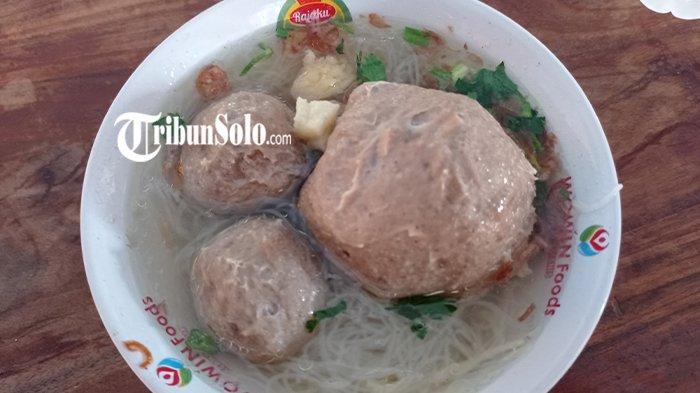 Bakso Rudal Wonogiri, seporsi berisi satu bakso berukuran jumbo dan dua bakso dengan ukuran sedang