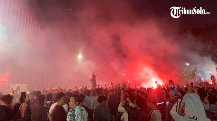 DEGRADASI - Situasi nonbar Persita Tangerang vs Persis Solo di area parkir selatan Stadion Manahan Solo, Sabtu (23/5/2026). Persis Solo dipastikan terdegradasi dari Super League usai hasil pertandingan kontra Persita Tangerang.