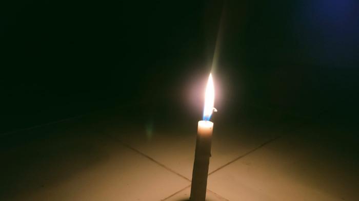 JAMBI MATI LAMPU - Enam kabupaten di Provinsi Jambi mati lampu pada Jumat (22/5/2026) malam ini. Warga menyalakan lilin untuk sumber cahaya.Informasi yang dihimpun Tribun Jambi, aliran listrik padam di beberapa kabupaten mulai sekira pukul 19.00 WIB, dan hingga saat ini masih terjadi.