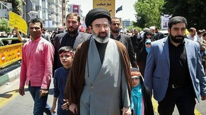 OPLAS - Foto Mojtaba Khamenei bersama anak-anaknya pada Hari Quds tahun 2018. Ia baru-baru ini dikabarkan melakukan oplas dan pakai kaki plasu akibat serangan AS dan Israel.