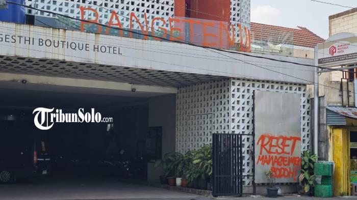 KECEWA. Sesaat setelah Persis Solo terdegradasi dari Super League, sejumlah suporter meluapkan kekecewaannya dengan mencorat-coret Persis Store dan Mess Pemain, Sabtu (23/5/2026) malam. Persis terdegradasi ke Liga 2 musim depan.