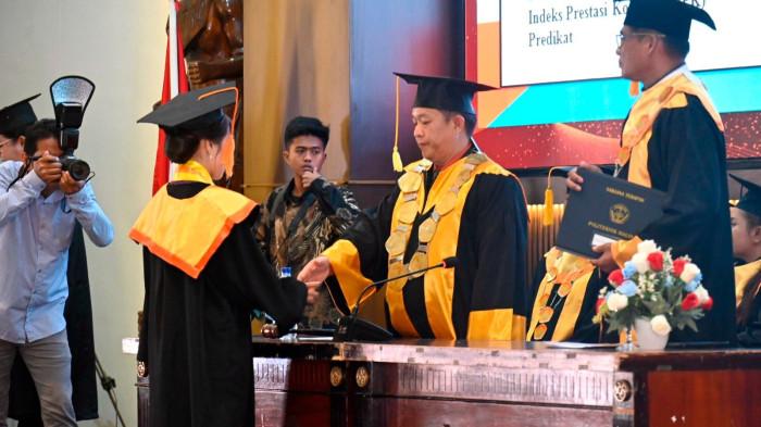 KAMPUS LOKAL - Suasana wisuda lulusan Politeknik Malinau, di Kabupaten Malinau. Faktor biaya dan jangkauan wilayah menjadikan kampus lokal sebagai sarana utama masyarakat menempuh pendidikan. (TRIBUNKALTARA.COM/MOHAMMAD SUPRI)