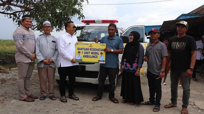 MOBIL AMBULANS - Wakil Bupati Tapin H Juanda menyerahkan Ambulans secara simbolis kepada Kelurahan Raya Belanti Kecamatan Binuang, Jum'at 22 Mei 2026.