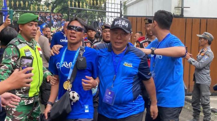JALAN KAKI - Beckham Putra saat tiba di Pendopo Kota Bandung dengan berjalan kaki dari Jalan Asia Afrika, Minggu 24 Mei 2026.