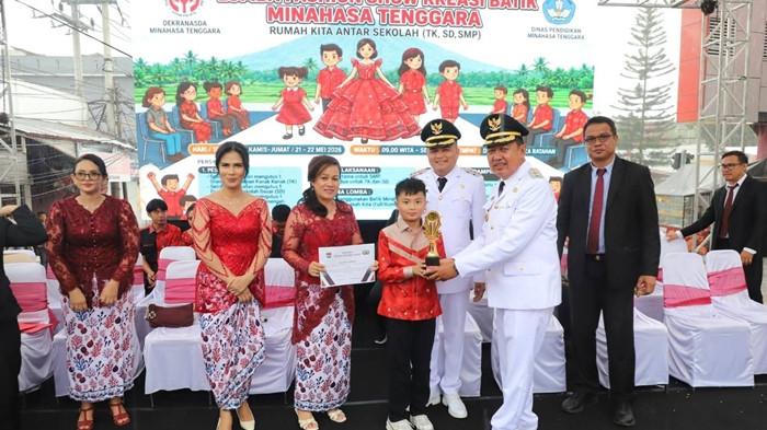 Bupati Ronald Kandoli dan Wabub Fredy Tuda bersama keluarga masing-masing dalam hut mitra