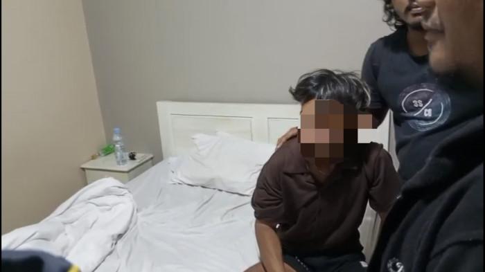 DIJEMPUT POLISI - Davin (18), pria yang kabur bersama Nayla (19), dijemput polisi di sebuah kamar hotel di Jepara, Sabtu (23/5/2026). Nayla merupakan sosok perempuan yang viral di media sosial lantaran kabur bersama pria lain menjelang akad nikahnya.