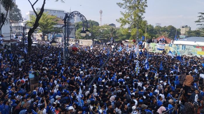 ROMBONGAN - Rombongan pemain Persib tiba di Pendopo Kota Bandung setelah konvoi, Minggu 24 Mei 2026 menjelang sore.