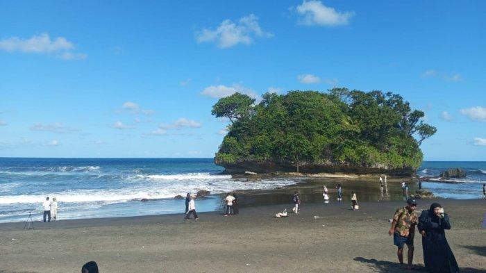 Suasana keindahan Pantai Madasari di Kecamatan Cimerak, Kabupaten Pangandaran, Jawa Barat pada Senin 9 Juni 2025 Pagi.