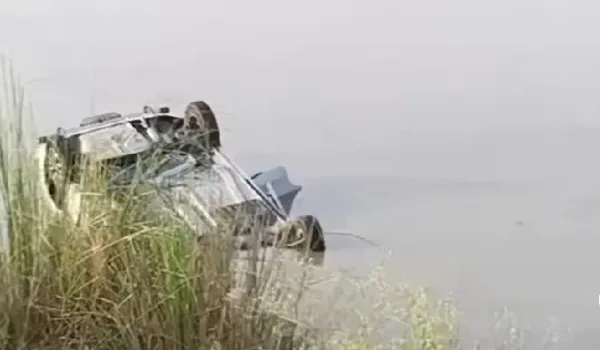 Car goes out of control and sinks into pond in Siddharthnagar, two killed, three injured