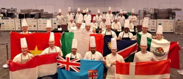Chefs from different countries took souvenir photos after the competition. Photo: BTC