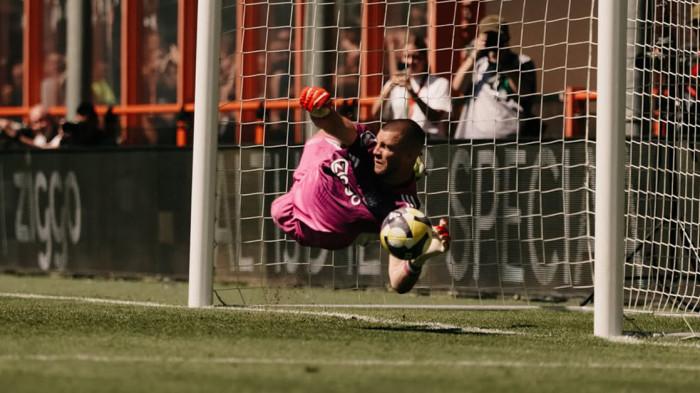 Maarten Paes menepis tendangan penalti pemain FC Utrecht