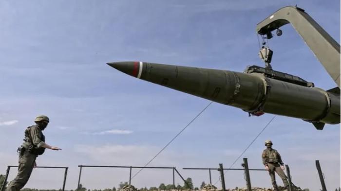 RUDAL ORESHNIK RUSIA - Kru sistem rudal Iskander-M berlatih memberikan serangan kelompok selama latihan militer gabungan Zapad-2025 dari angkatan bersenjata Rusia dan Belarus, di lokasi yang dirahasiakan di Rusia. Berikut ini spesifikasi rudal Oreshnik milik Rusia, mulai disiagakan di perbatasan negara-negara NATO, yakni di Belarusia. (File: Russian Defence Ministry Press Service/EPA)