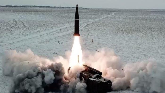 Peluncuran rudal balistik jarak menengah 9M729 Oreshnik Rusia.