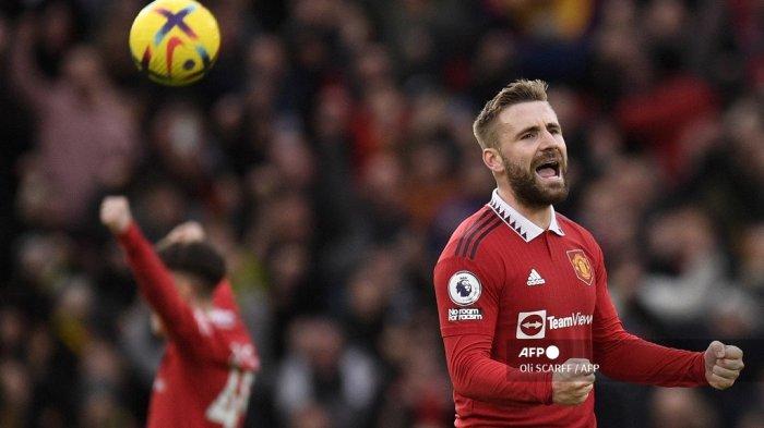 Bek Inggris Manchester United, Luke Shaw bertepuk tangan kepada para penggemar setelah pertandingan sepak bola Liga Premier Inggris antara Manchester United dan Manchester City di Old Trafford di Manchester, barat laut Inggris, pada 14 Januari 2023. Oli SCARFF / AFP (Foto arsip)