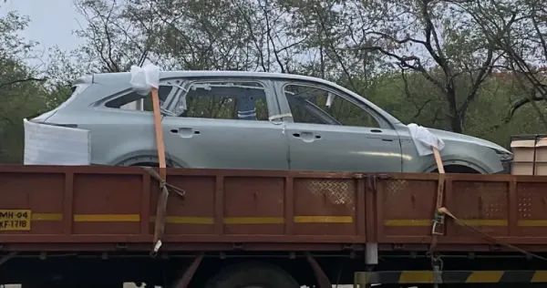 new upcoming kia sorento hybrid suv's bodyshell on truck in India 2