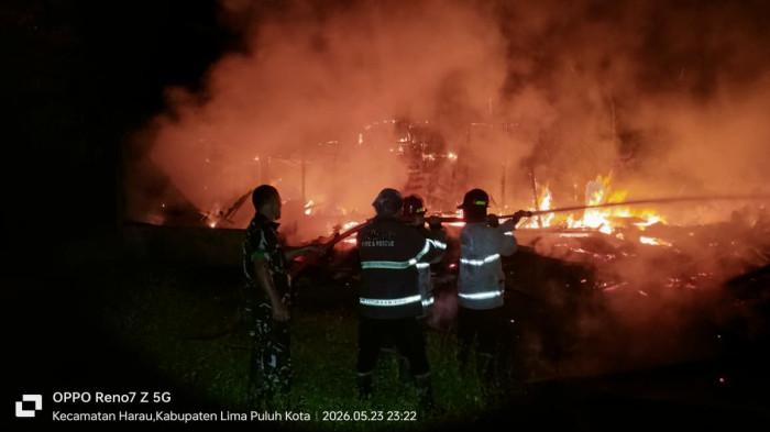 KEBAKARAN RUMAH - Petugas Damkar Limapuluh Kota Padamkan Api di Jorong Purwajaya, Nagari Sarilamak, Kecamatan Harau, Kabupaten Limapuluh Kota, Sabtu (23/5/2026). Kabid Pemadaman dan Penyelamatan Limapuluh Kota, Budi Sanjaya sebut kebakaran menghanguskan sebuah rumah, penyebabnya pun masih diselidiki.