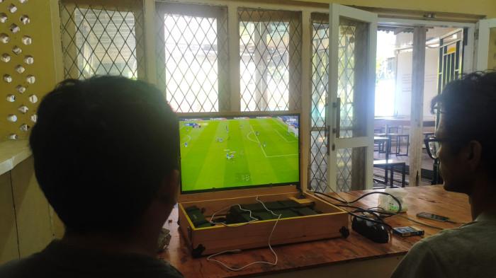 LISTRIK SUMBAR PULIH - Dua pemuda sedang bermain playstation usai listrik di Alai Parak Kopi, Kecamatan Padang Utara, Kota Padang pulih, Minggu (24/5/2026). GM PLN UID Sumbar, Arjun Karim juga memastikan sistem kelistrikan dj Sumbar sudah 100 persen normal usai pemadaman massal.