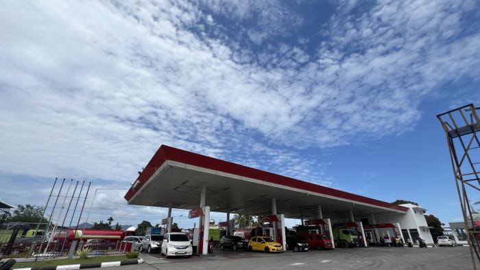 ANTRE SOLAR - Antrean panjang kendaraan angkutan barang memadati Stasiun Pengisian Bahan Bakar Umum (SPBU) Kayu Gadang, Kecamatan Kuranji, Kota Padang, Sumatera Barat, Minggu (17/5/2026) pagi. Sejumlah supir mengeluh karena panjangnya antrean untuk mengisi BBM Subsidi tersebut dan sulit mendapatkannya.