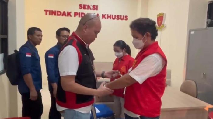 TERSANGKA - Kejaksaan Negeri (Kejari) Kabupaten Nganjuk telah menetapkan tersangka dugaan kasus korupsi penggelapan dalam jabatan pada bank pelat merah di Kabupaten Nganjuk, Kamis (21/5/2026). Para tersangka, yakni WDP karyawati bank pelat merah dan DAW. DAW merupakan suami WDP.
