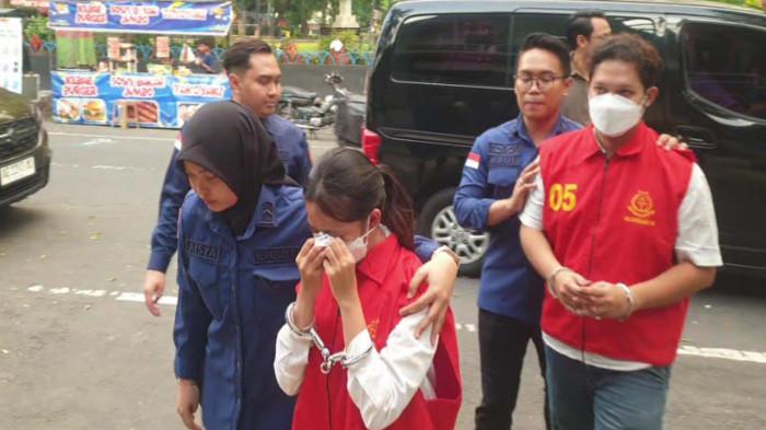 PENAHANAN TERSANGKA -  Kejari menahan WDP dan DAW di Rutan Kelas IIB Nganjuk selama 20 hari usai ditetapkan tersangka, Kamis (21/5/2026). . WDP terus menangis saat melangkahkan kaki masuk ke Rutan.