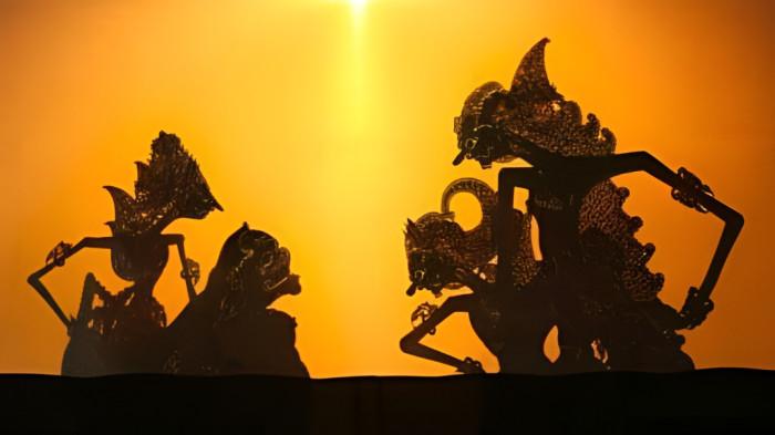 PERTUNJUKAN WAYANG- Ilustrasi pertunjukan wayang kulit yang merupakan kesenian masyarakat Jawa.