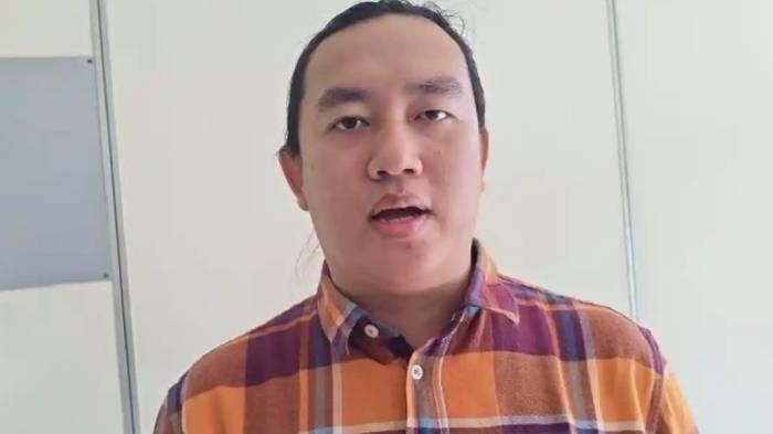 MENOLAK - Kepala Divisi Hukum KontraS Andrie Yunus di kantor YLBHI Jakarta, Minggu (9/2/2025). Andrie baru-baru ini menolak dijenguk oleh oditurat militer di RSCM.